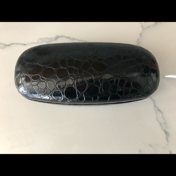 GUESS Aviator Sunglasses with hard case - Picture 7 of 7